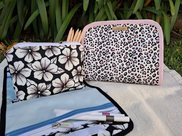 Conjunto de neceseres LodeSabri sobre manta blanca: uno floral y otro animal print