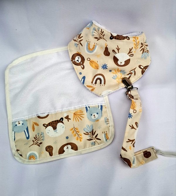 Set bandana y babita estampado bosque con osos y ciervos color crema