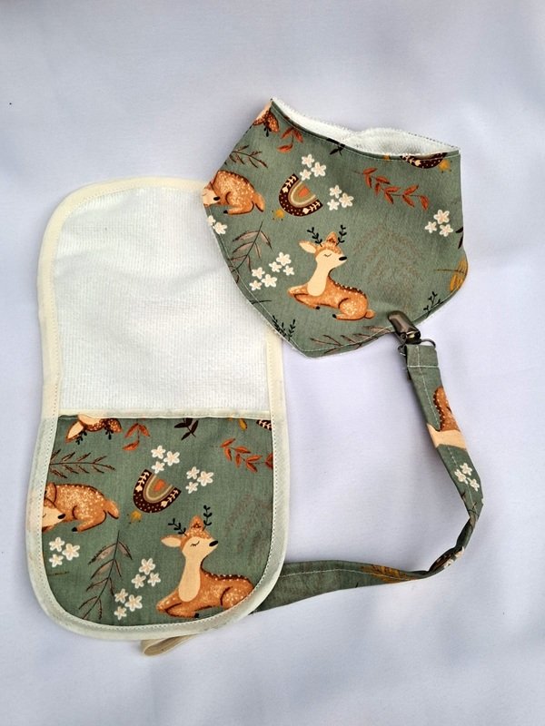 Set Mimitos babero y babita estampado con ciervos sobre fondo verde