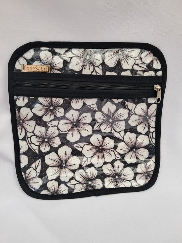 Neceser LodeSabri estampado flores blancas sobre fondo negro