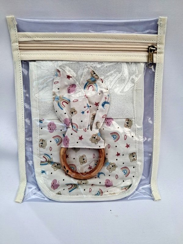 Bolsita transparente con mordillo de bebé y porta toallita estampado nubes