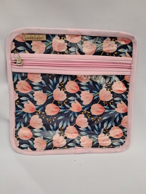 Neceser LodeSabri rosa con estampado de tulipanes sobre fondo oscuro