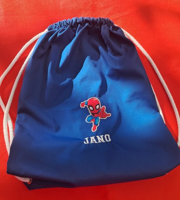 Bolsa azul con Spider-Man bordado y el nombre Jano