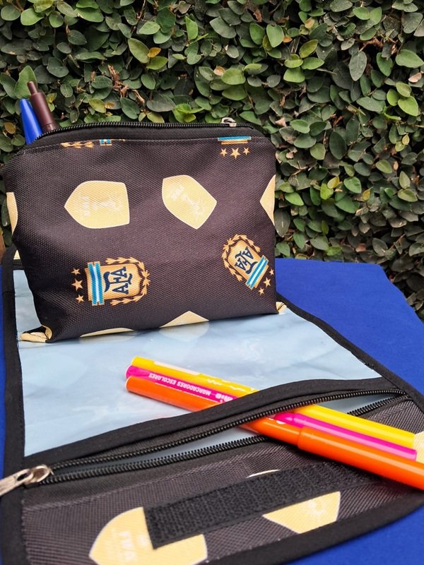 Cartuchera estampado AFA abierta con marcadores y cartuchera plana azul