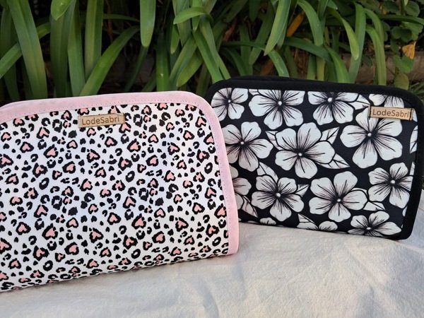 Dos cartucheras LodeSabri, una con estampado animal print y otra con flores blancas y negras